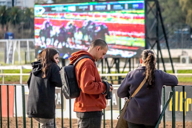Nuestro Hipódromo sigue creciendo: nueva pantalla gigante frente a la recta final
